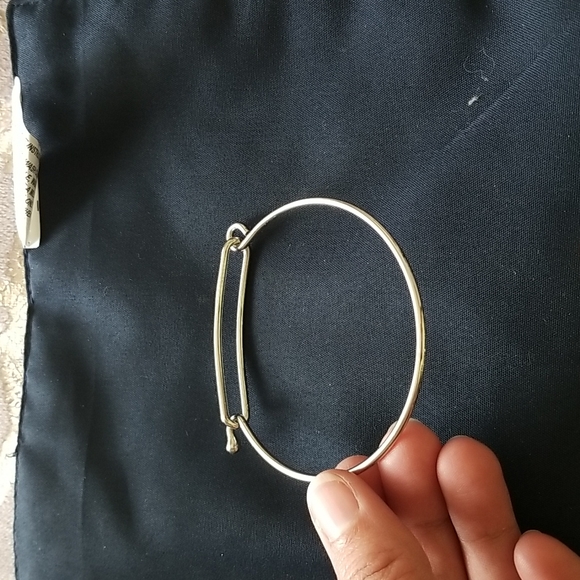 4 Bracelets Bundle - Picture 5 of 9